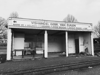 836711 Gezicht op het vervallen gebouwtje van de gesloten vishandel Gebr. Van Zuilen aan de Winthontlaan te Utrecht.